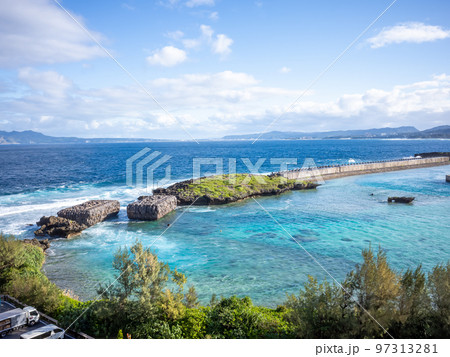 【日本】沖縄、リゾートホテルのテラスから眺めるエメラルドグリーンの海原 97313281