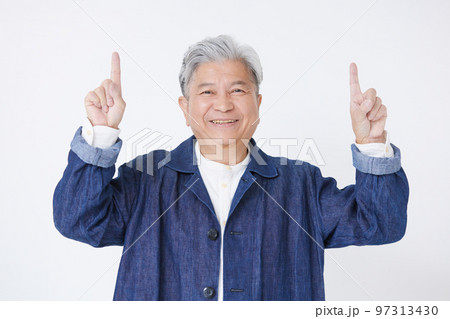 指さしをするシニア男性 97313430