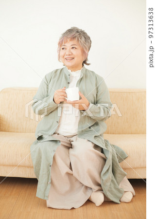ソファーでお茶を飲むシニア女性 ソファーでお茶を飲むシニア女性 97313638