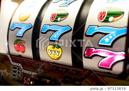 パチンコ店　ゲームセンター　スロットマシン 97313658