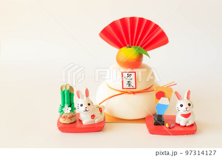 鏡餅とうさぎ年のお正月イメージの写真素材 [97314127] - PIXTA