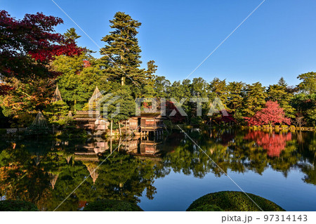 晩秋の兼六園の紅葉 晩秋の兼六園の紅葉 97314143