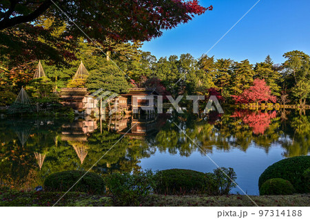 晩秋の兼六園の紅葉 97314188
