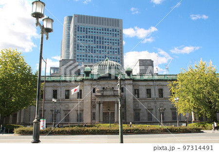 御堂筋側から見た日本銀行大阪支店の建物外観 97314491