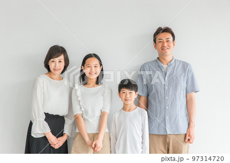 笑顔の仲良しアジア人家族(親子・姉弟・4人) 笑顔の仲良しアジア人家族(親子・姉弟・4人) 97314720