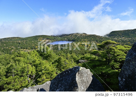 北八ヶ岳の高見石展望台から白駒池を望む 北八ヶ岳の高見石展望台から白駒池を望む 97315496