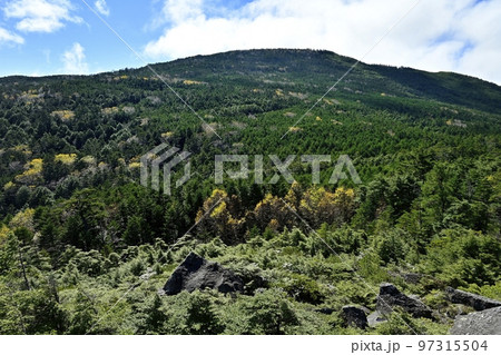 北八ヶ岳の高見石展望台から中山を望む 北八ヶ岳の高見石展望台から中山を望む 97315504