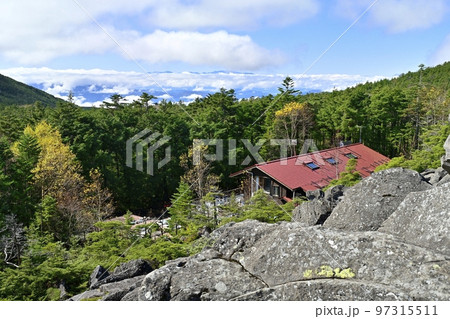 北八ヶ岳の高見石展望台から高見石小屋に中央アルプス遠望 北八ヶ岳の高見石展望台から高見石小屋に中央アルプス遠望 97315511