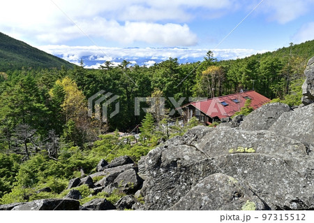 北八ヶ岳の高見石展望台から高見石小屋に中央アルプス遠望 北八ヶ岳の高見石展望台から高見石小屋に中央アルプス遠望 97315512