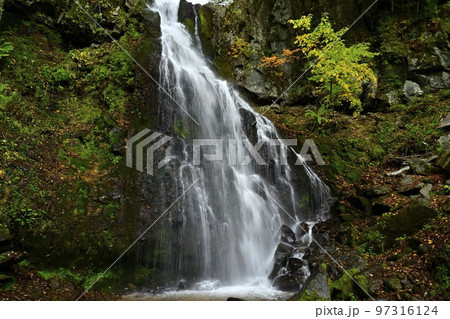 北八ヶ岳山麓の八岳の滝 97316124