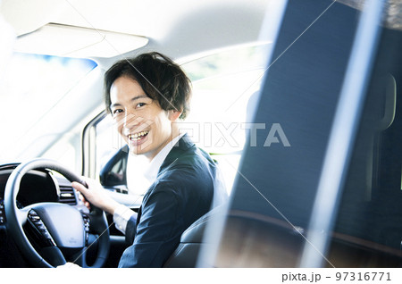 車の運転席の男性 97316771