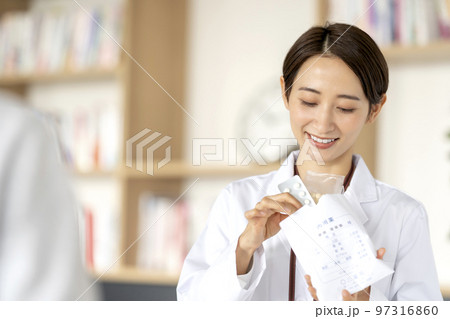 薬の服薬説明をする薬剤師 97316860