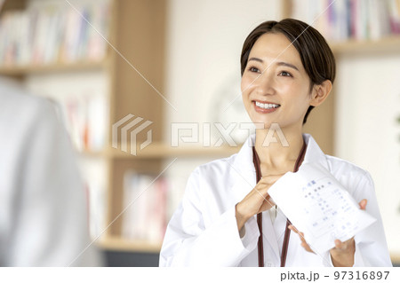 薬の服薬説明をする薬剤師 薬の服薬説明をする薬剤師 97316897