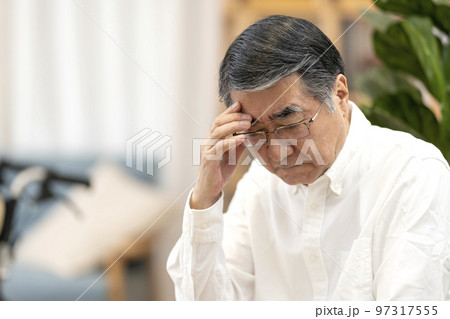 頭痛が辛いシニア男性 頭痛が辛いシニア男性 97317555