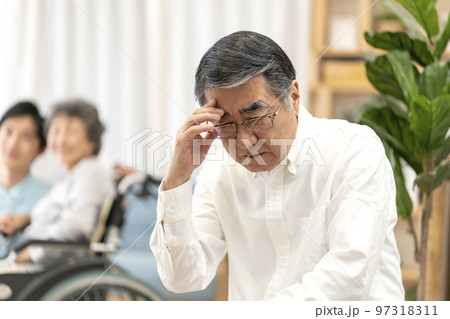 介護に悩むシニア男性 97318311