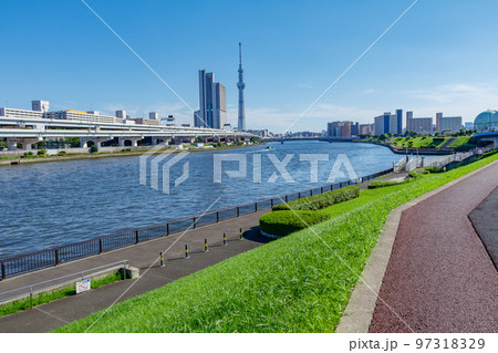 【東京の都市風景】東京スカイツリーと隅田川(南千住汐入公園) 【東京の都市風景】東京スカイツリーと隅田川(南千住汐入公園) 97318329