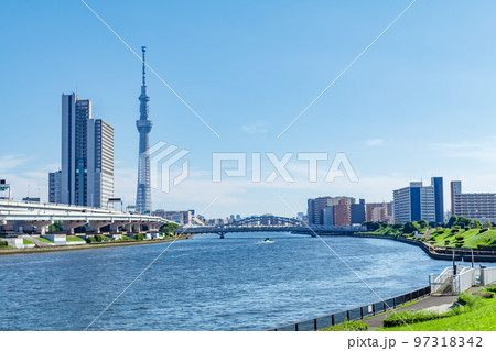 【東京の都市風景】東京スカイツリーと隅田川(南千住汐入公園) 【東京の都市風景】東京スカイツリーと隅田川(南千住汐入公園) 97318342