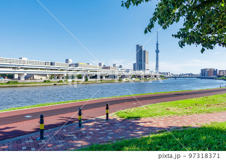【東京の都市風景】東京スカイツリーと隅田川(南千住汐入公園) 【東京の都市風景】東京スカイツリーと隅田川(南千住汐入公園) 97318371