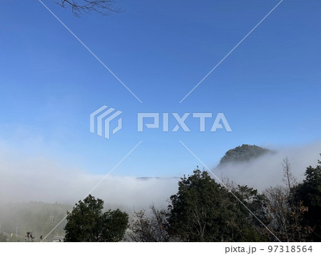 幻想的な雲を被った砥石ヶ丘 京都縦貫由良川PAから見た風景 幻想的な雲を被った砥石ヶ丘 京都縦貫由良川PAから見た風景 97318564