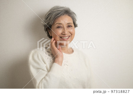 笑顔のシニア女性 笑顔のシニア女性 97318827
