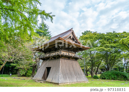 陸奥國分寺薬師堂　鐘楼　優美な袴腰を履いた重層の鐘撞き堂 97318831