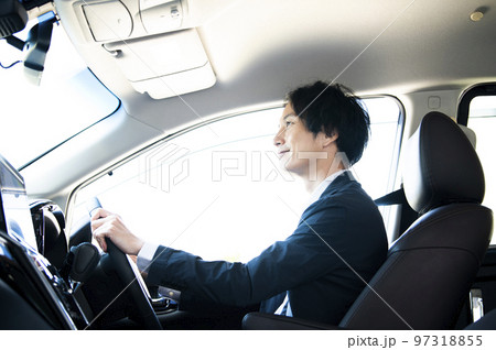 車を運転する男性 97318855