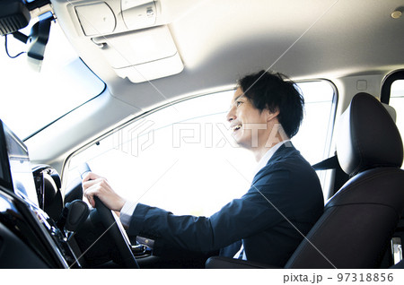 車を運転する男性 車を運転する男性 97318856