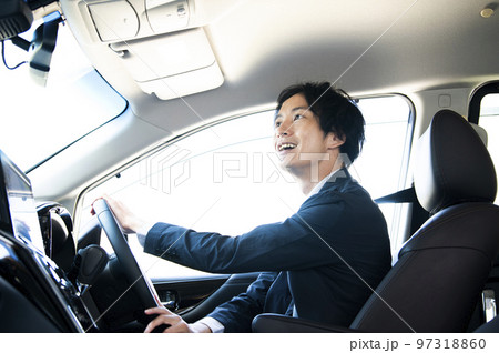 車を運転する男性 97318860