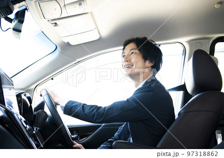 車を運転する男性 車を運転する男性 97318862
