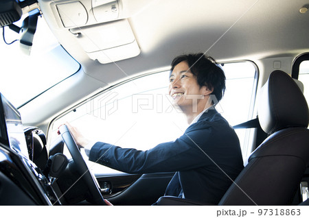 車を運転する男性 車を運転する男性 97318863