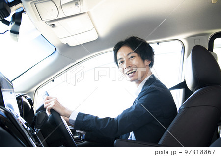 車を運転する男性　カメラ目線 97318867