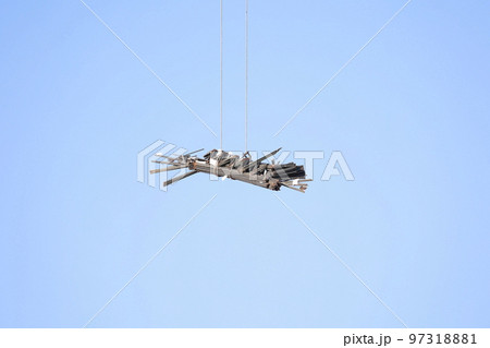 建設現場のクレーン 97318881