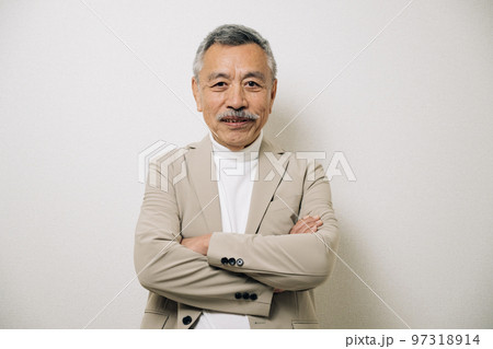 ジャケットを着た笑顔のシニア男性 97318914