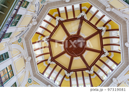 【東京の都市風景】東京駅丸の内口ドーム屋根内の風景 97319081