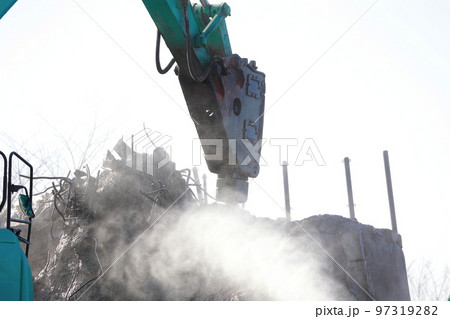 重機を使った解体作業　コンクリート 97319282