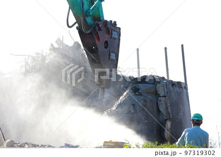 重機を使った解体作業 コンクリート 重機を使った解体作業 コンクリート 97319302