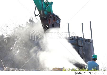 重機を使った解体作業 コンクリート 重機を使った解体作業 コンクリート 97319305