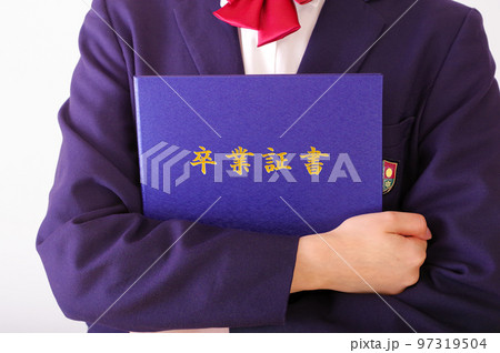 卒業証書を持つ女子学生 97319504