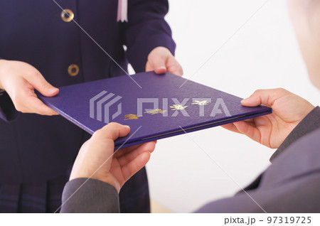 卒業証書を受けとる女子学生 97319725