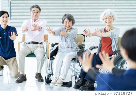 体操をする老人ホーム利用者　シニアイメージ　介護士 97319727