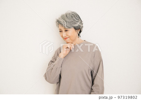 考えるグレイヘアのシニア女性 97319802
