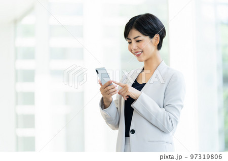 ビジネス、女性、OL、スマホ、ビジネスウーマン、スーツ、スマートフォン、営業、成人女性、女、お姉さん 97319806