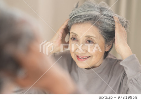 鏡を見るグレイヘアのシニア女性 鏡を見るグレイヘアのシニア女性 97319958