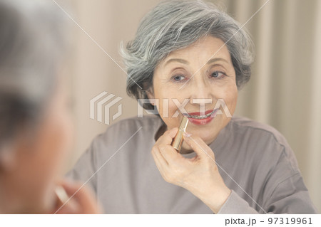 鏡を見ながら口紅を塗るグレイヘアのシニア女性 鏡を見ながら口紅を塗るグレイヘアのシニア女性 97319961