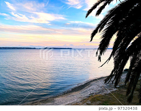 淡いピンクの空が反射する夕暮れの浜名湖 淡いピンクの空が反射する夕暮れの浜名湖 97320438