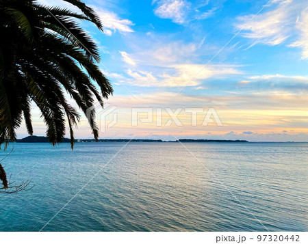 グラデーションの夕暮れの空と浜名湖 97320442