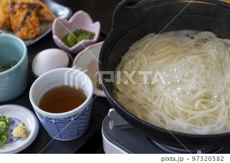 上五島名物、郷土料理の地獄炊き(五島うどん) 上五島名物、郷土料理の地獄炊き(五島うどん) 97320582
