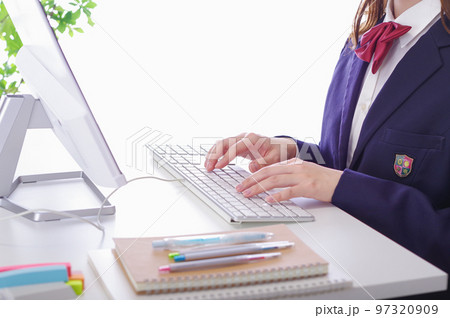 パソコンで学習をする女子学生 パソコンで学習をする女子学生 97320909