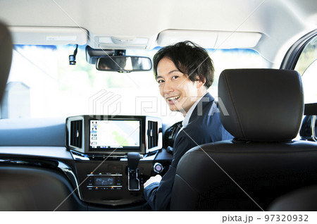 車の運転席の男性 車の運転席の男性 97320932