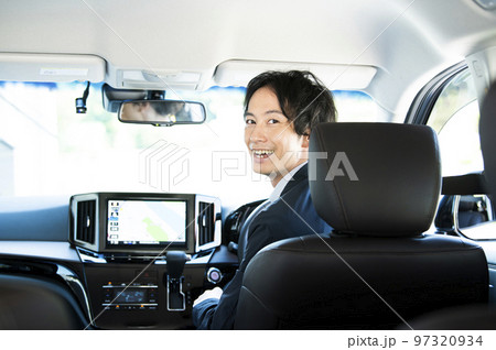 車の運転席の男性 97320934